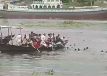 প্রাণ বাঁচাতে শীতলক্ষ্যা নদীতে ঝাঁপ দিলো ট্রলার যাত্রীরা