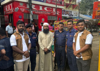 শহরে অবৈধভাবে ঝুলানো ব্যানার-ফেস্টুন অপসারণ