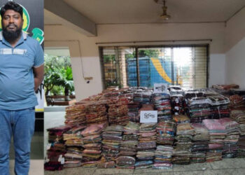 বন্দরে বিপুল পরিমাণ ভারতীয় কাপড় সহ চোরাকারবারি আটক