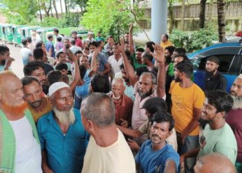 অতিরিক্ত টোলে নবীগঞ্জ সিএনজি চালকদের বিক্ষোভ, থানাও ঘেরাও