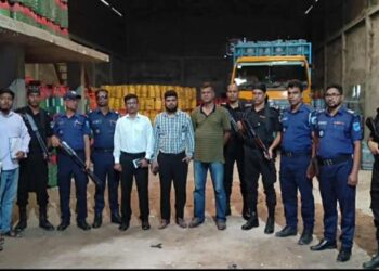 বন্দরে অবৈধ এলপিজি সংরক্ষণাগারে র‍্যাবের অভিযান, লাখ টাকা জরিমানা
