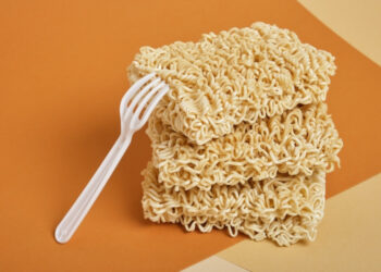 নিয়মিত খাচ্ছেন ইনস্ট্যান্ট নুডলস? জেনে নিন স্বাস্থ্যঝুঁকি