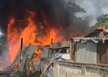 ভূমিকম্পে সোনারগাঁয়ে প্লাস্টিক গোডাউনে আগুন