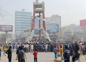 চাষাড়ায় সড়ক অবরোধ করে গার্মেন্টস শ্রমিকদের বিক্ষোভ