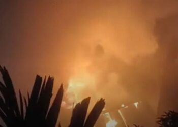 নগরীর নতুন পালপাড়ায় অগ্নিকান্ডে ৩০ দোকান পুড়ে ছাই!