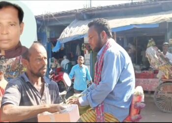 আ.লীগ নেতা গ্রেফতারে আড়াইহাজারে মিষ্টি বিতরণ