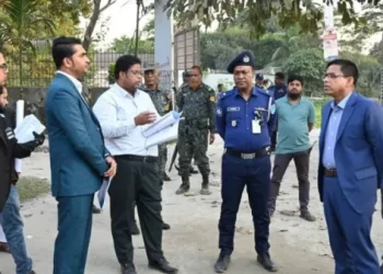 আড়াইহাজারে ভোটকেন্দ্র পরিদর্শেনে জেলা প্রশাসক