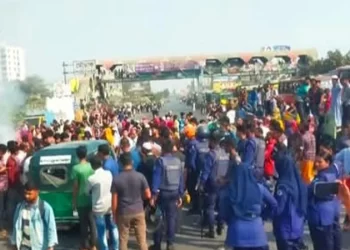 বকেয়া বেতনের দাবিতে পোশাক শ্রমিকদের ঢাকা-চট্টগ্রাম মহাসড়ক অবরোধ