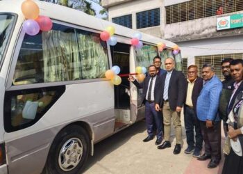 আমতলীতে কম্পিউটার গাড়ি’তে প্রযুক্তি প্রশিক্ষণ