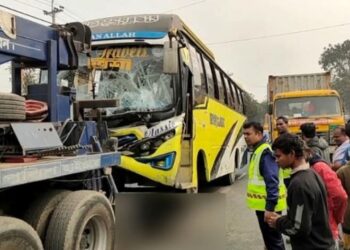 ঢাকা-চট্টগ্রাম মহাসড়কে বাস-ট্রাক সংঘর্ষ, আহত ১০