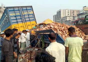 সিদ্ধিরগঞ্জে দাড়িয়ে থাকা কাভার্ডভ্যানের পিছনে ট্রাকের ধাক্কা, নিহত-১, আহত-১