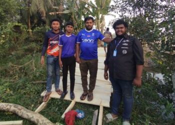 আমতলিতে স্বপ্ন ছোঁয়া স্বেচ্ছাসেবী যুব সংগঠনের উদ্যোগে কাঠের সেতু নির্মাণ