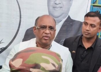 ফতুল্লায় ভোট শেষে কেন্দ্রের ভেতরে স্বতন্ত্র প্রার্থী শাহ আলম, থমথমে পরিস্থিতি