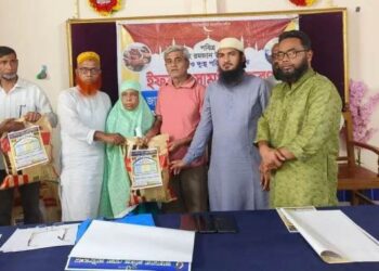 আমতলীতে ৩০০ দরিদ্র পরিবার মাঝে ইফতার সামগ্রী বিতরন