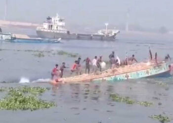 ফতুল্লায় ধলেশ্বরীতে ইটবোঝাই ট্রলারডুবি
