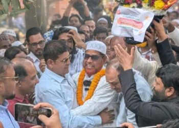 জামায়াতের হেরে যাওয়া প্রার্থী ফুল দিয়ে বরন করে নিল দিপু ভূঁইয়াকে