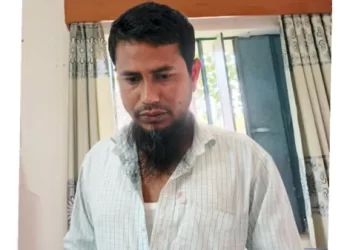 আড়াইহাজারে ছাত্রীকে ধর্ষণ, গণপিটুনি দিয়ে লম্পট শিক্ষককে পুলিশে সোপর্দ