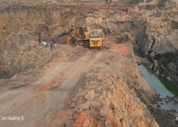 চলছে মাটি কাটার হিড়িক,ইটভাটায় বিপন্ন বন্দরের পরিবেশ!!