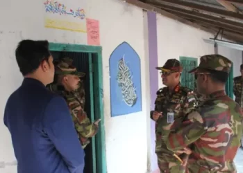 আড়াইহাজারে ভোটকেন্দ্র পরিদর্শনে সেনাবাহিনী