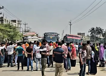  রূপগঞ্জে বকেয়া বেতনের দাবিতে ঢাকা-সিলেট মহাসড়ক অবরোধ