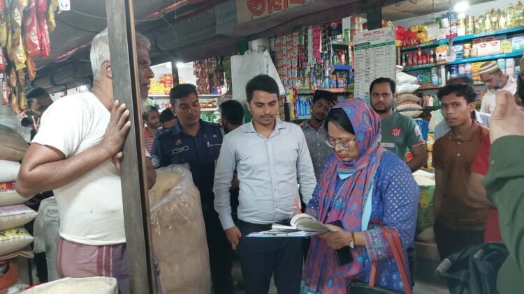 সোনারগাঁয়ে নিত্যপণ্যের বাজারে ভ্রাম্যমাণ আদালতের অভিযান
