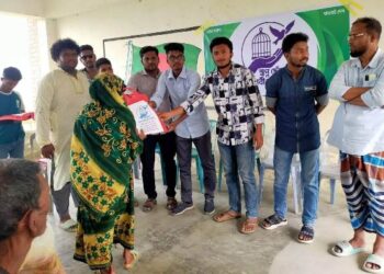 আমতলীতে অসহায় নারীদের মাঝে স্বপ্ন ছোঁয়া স্বেচ্ছাসেবী যুব সংগঠনের ঈদ বস্ত্র বিতরণ 