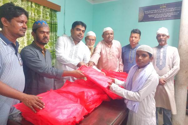 জাগো নারায়ণগঞ্জের উদ্দ্যোগে কোরআনের পাখিদের মাঝে ঈদবস্ত্র বিতরন