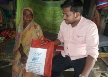 আমতলীতে অসহায় নারীদের মাঝে ঈদ বস্ত্র বিতরণ 