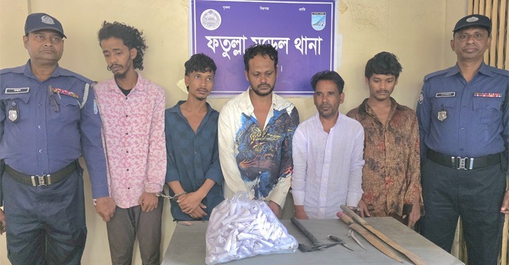 শীর্ষ মাদক ব্যবসায়ী পেটকাটা রকিসহ গ্রেপ্তার ৫