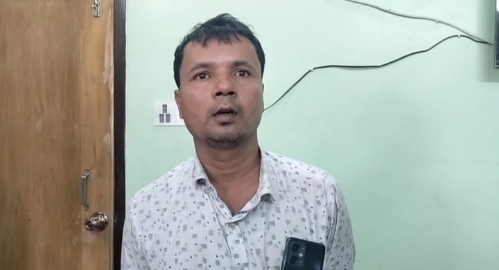 কাঁচপুর রাজস্ব সার্কেল ভূমি অফিসে হাতেনাতে দালাল আটক