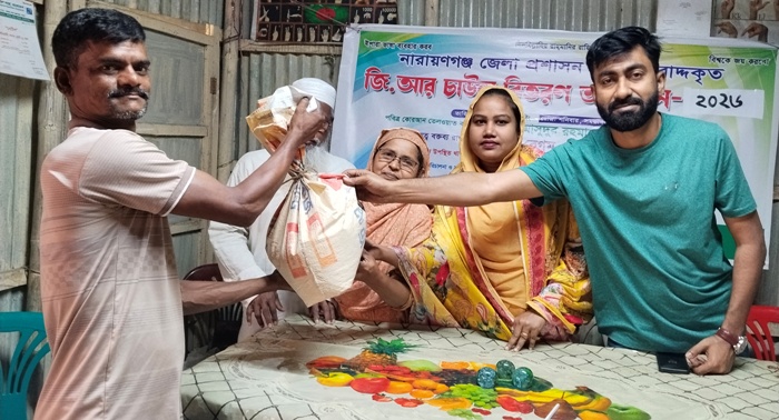 প্রতিবন্ধীদের মাঝে নারায়ণগঞ্জ বধির উন্নয়নের জি.আর চাউল বিতরণ