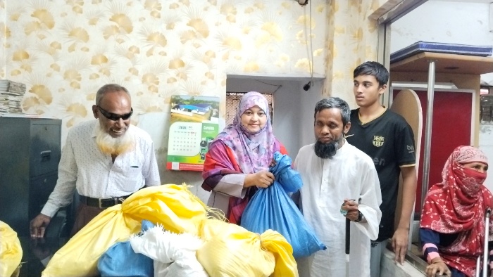 অনা মেম্বারের উদ্যোগে সুবিধাবঞ্চিতদের মাঝে ঈদ সামগ্রী বিতরণ