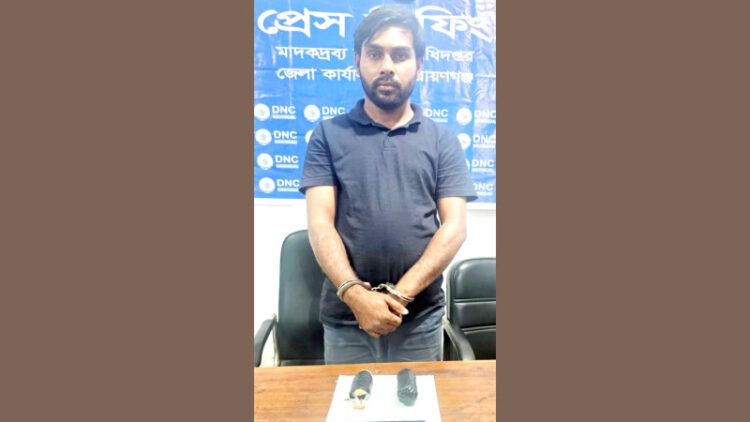 সিদ্ধিরগঞ্জে যাত্রীবেশে ২ হাজার ইয়াবাসহ আটক ১