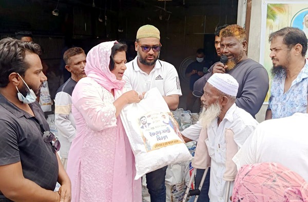 সিদ্ধিরগঞ্জে মরহুম গোলাপ প্রধান ফাউন্ডেশনের উদ্যোগে ইফতার সামগ্রী বিতরণ