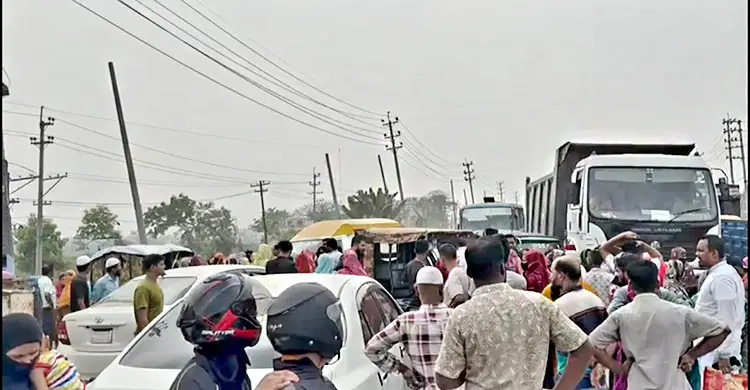 রূপগঞ্জে বেতন-বোনাসের দাবিতে ঢাকা-সিলেট মহাসড়ক অবরোধ