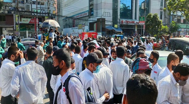 শহরে বিভিন্ন শিক্ষা প্রতিষ্ঠানের শিক্ষার্থীদের বিক্ষোভ, ব্যারিকেড সৃষ্টি