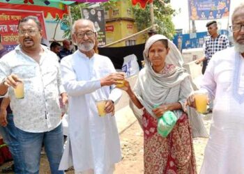 অসহনীয় তীব্র গরমে ৩য় দিনেও সুপেয় পানি নিয়ে অটোরিক্সা চালক শ্রমিক ইউনিয়ন