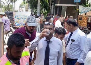 তাপদাহে বিশুদ্ধ ঠান্ডা পানি সরবরাহ ও ফ্রী টেলি মেডিসিন সেবা চালু করলো টিম খোরশেদ
