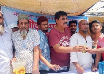 ফতুল্লা সমবায় মার্কেটের উদ্যোগে শরবত বিতরণ