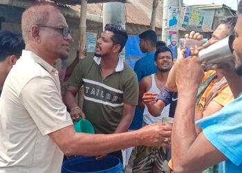 বন্দরে পথচারীদের মাঝে হুমায়ন কবির মৃধার সরবত বিতরন