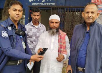 ছিনতাইকৃত মোবাইল উদ্ধার করে মালিককে ফিরিয়ে দিলেন কনস্টেবল শহিদুল