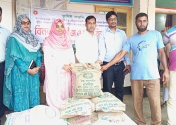 বকশীগঞ্জে প্রান্তিক কৃষকদের মাঝে বিনামূল্যে বীজ ও সার বিতরণ
