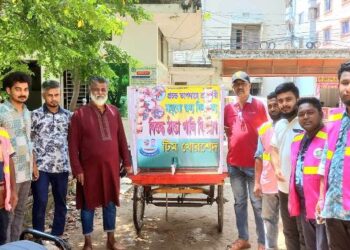গরমে অতিষ্ঠ মানুষকে পানি পান করাচ্ছে টিম খোরশেদ