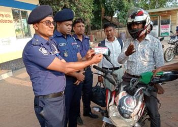 ‘নো হেলমেট, নো ফুয়েল’ কার্যক্রম বাস্তবায়নে মাঠে বকশীগঞ্জ থানা পুলিশ
