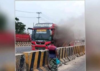 সোনারগাঁয়ের যাত্রীবাহী বাসে হঠাৎ আগুন