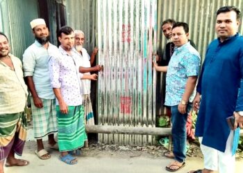 সোনারগাঁয়ে ইউপি সদস্য পারভীন আক্তারের নিজস্ব অর্থায়নে ঢেউটিন বিতরণ 