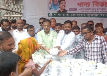 মহানগর যুবলীগের সভাপতি সাজনুর উদ্যোগে কর্মহীন মানুষের মাঝে খাবার বিতরণ