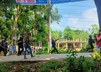 কুমিল্লা বিশ্ববিদ্যালয়ে শিক্ষার্থীদের সঙ্গে পুলিশের সংঘর্ষ, গুলি-টিয়ারশেল, আহত ২০