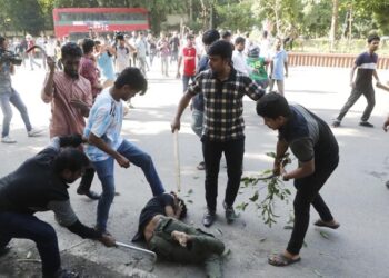 ঢাবিতে ছাত্রলীগের হামলায় সাংবাদিকসহ আহত শতাধিক