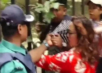 শিক্ষার্থীকে রক্ষা করতে গিয়ে পুলিশের ধাক্কায় ঢাবি শিক্ষক আহত